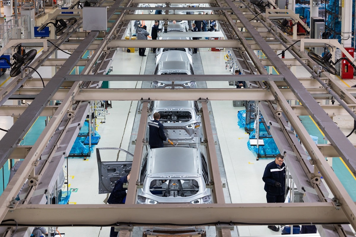chaine-production-automobile-usine-assemblage-voiture-industrie-automobile-moderne-haute-technologie