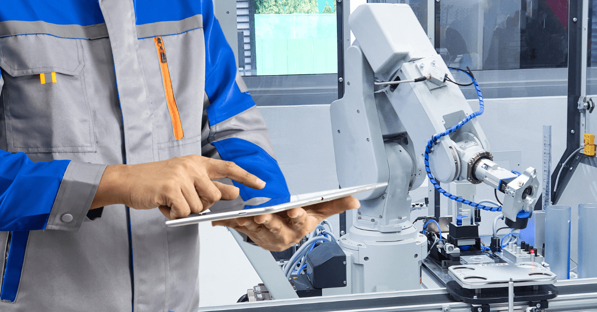 robot-usine-production-homme-tablette-gestion-supply-chain