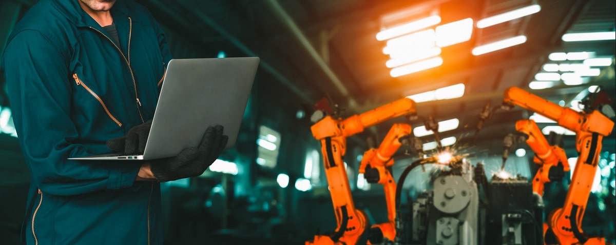 ingenieur-utilise-logiciel-robotique-avance-pour-controler-bras-du-robot-industriel-usine-min