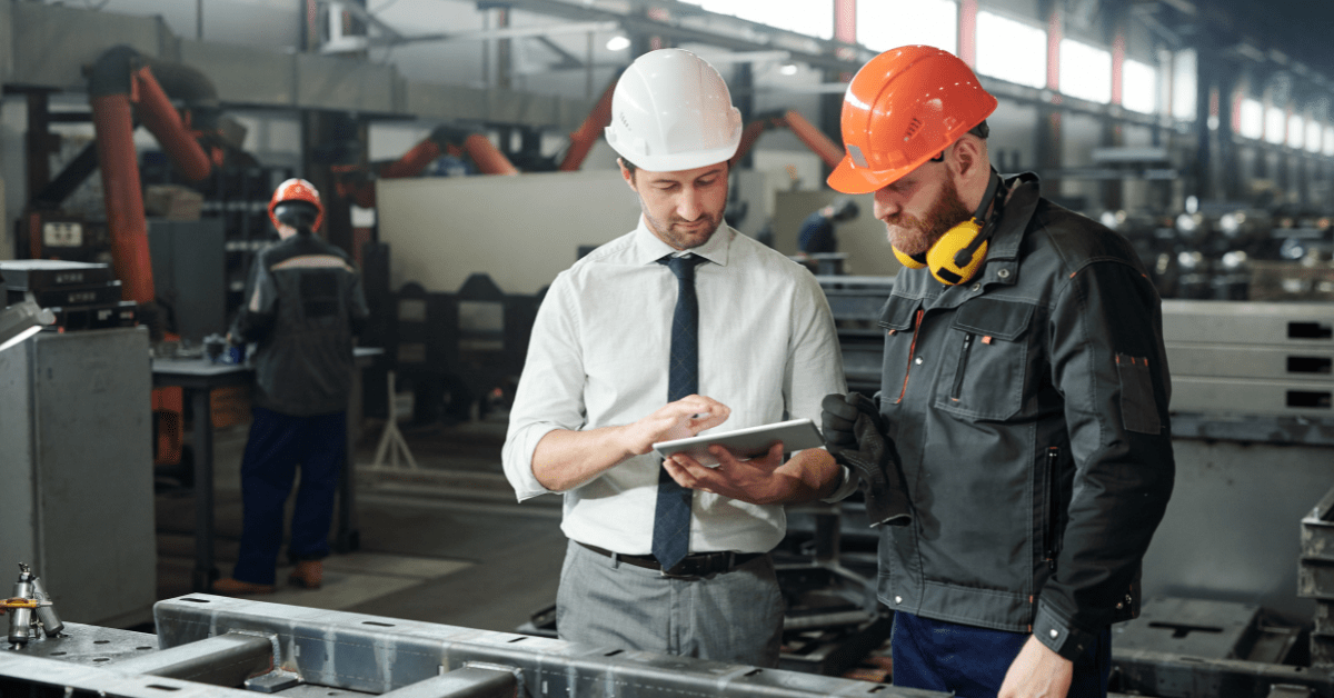 jeune-ingenieur--discutant-technique-ecran-tablette-atelier-usine-production