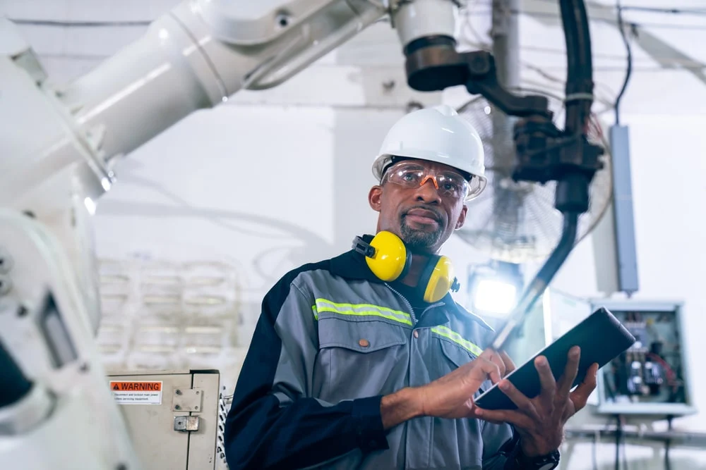 ouvrier-usine-production-avec-tablette-pour-planification-production